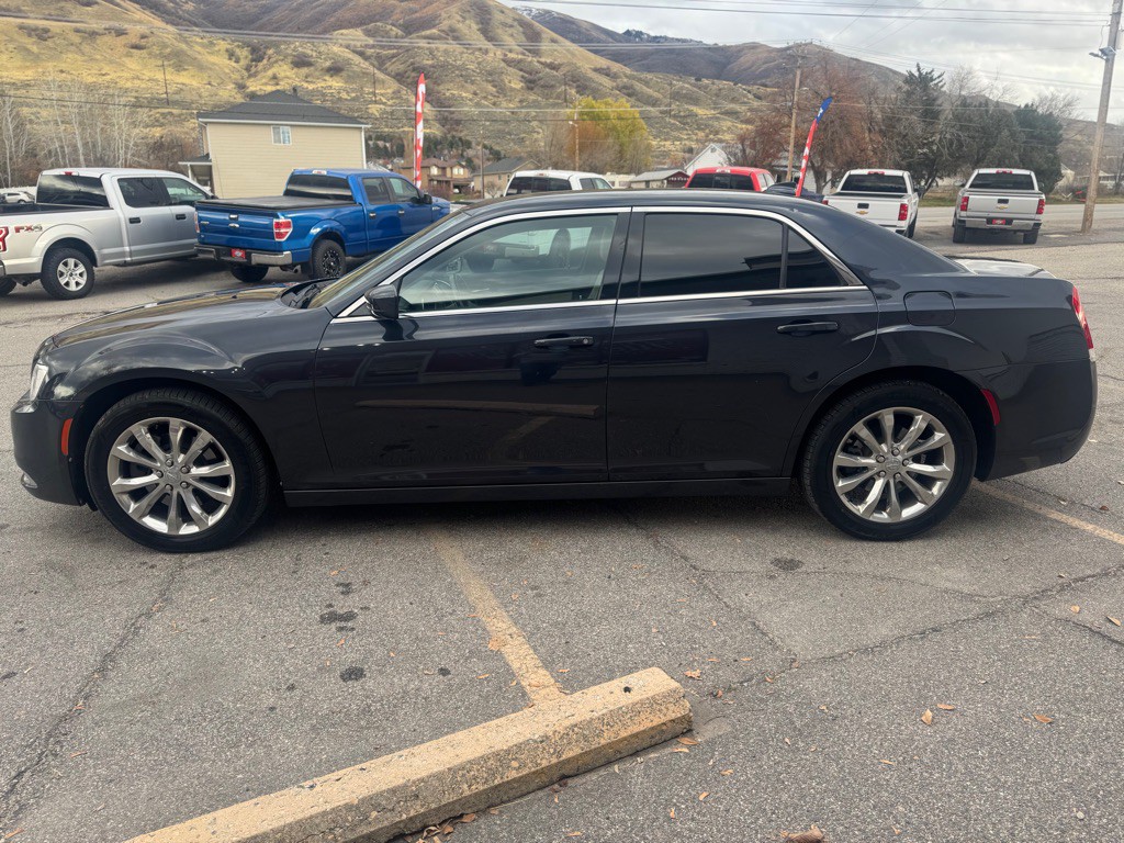 2015 Chrysler 300 Image 4