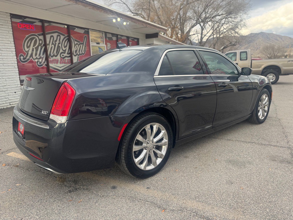 2015 Chrysler 300 Image 7