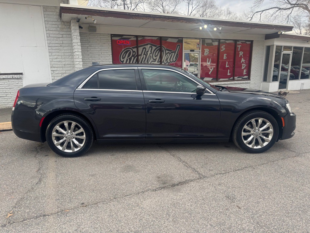2015 Chrysler 300 Image 8