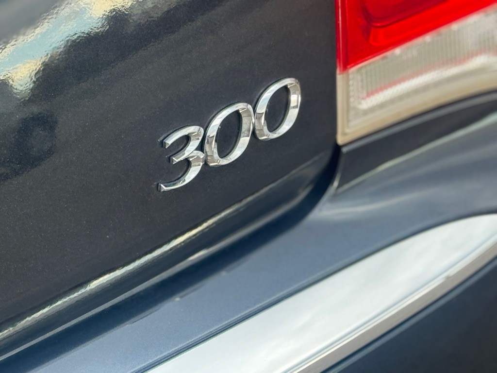 2015 Chrysler 300 Image 9