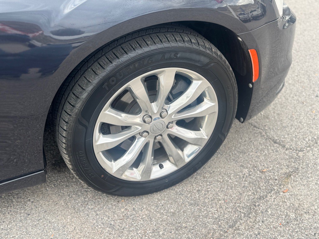 2015 Chrysler 300 Image 10