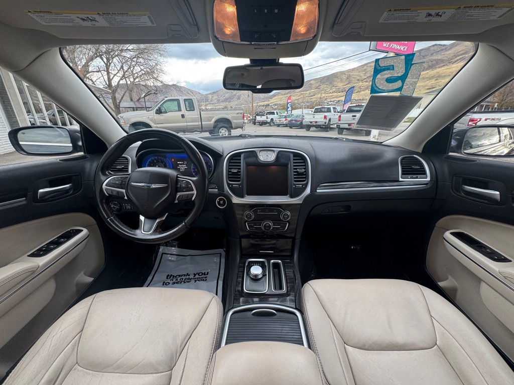 2015 Chrysler 300 Image 11