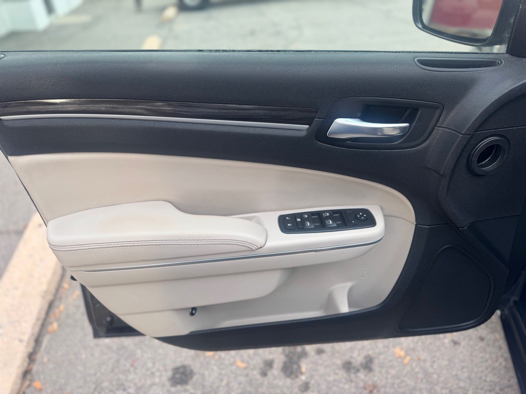 2015 Chrysler 300 Image 12