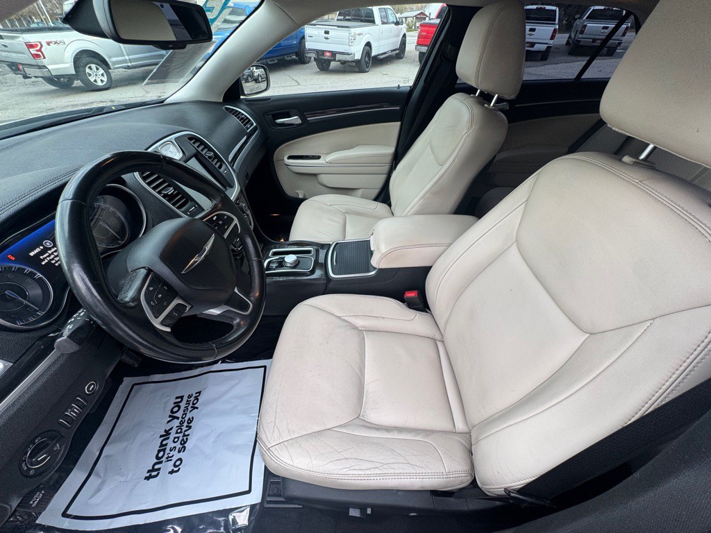 2015 Chrysler 300 Image 13