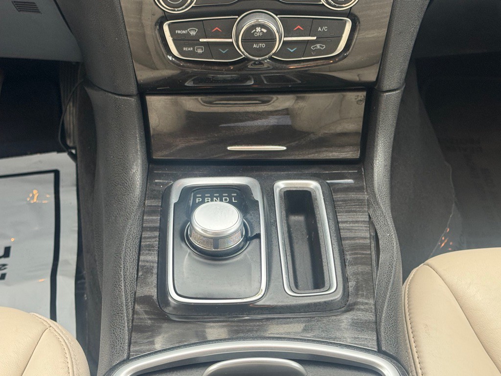 2015 Chrysler 300 Image 16