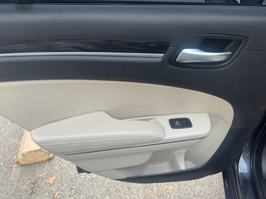 2015 Chrysler 300 Image 19