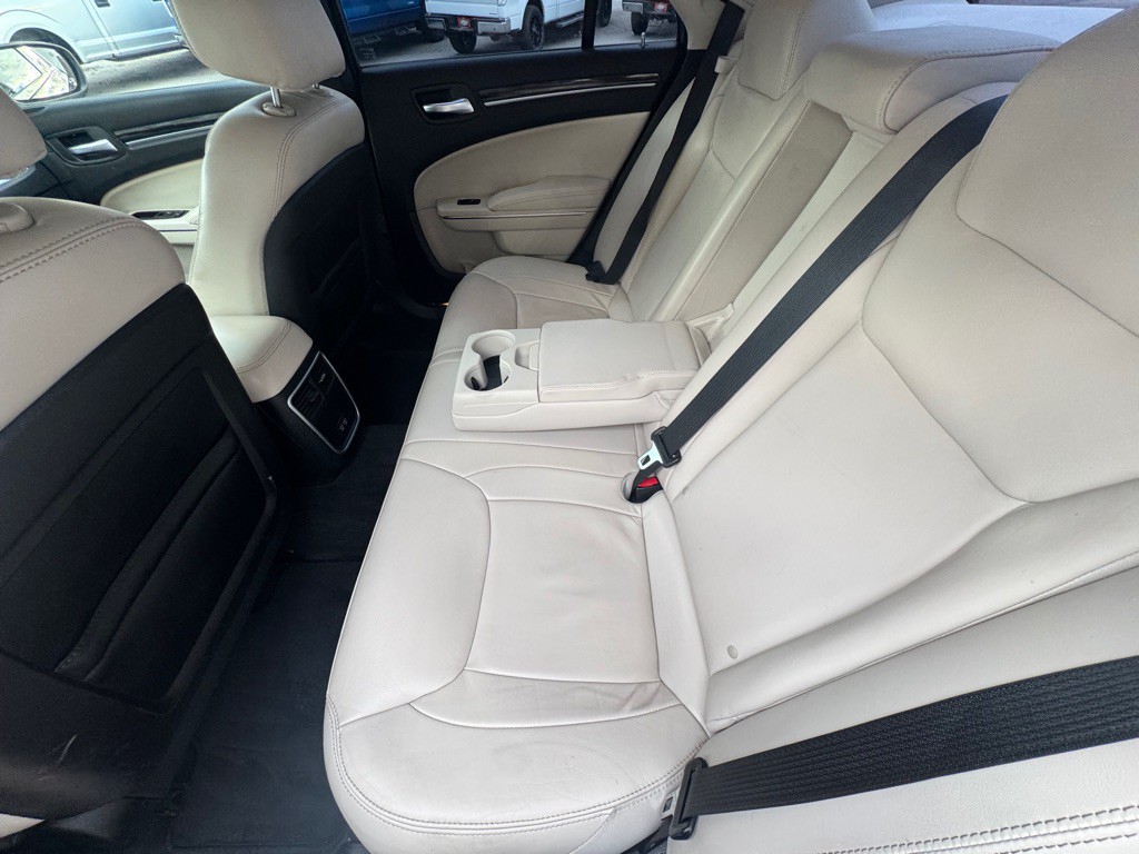 2015 Chrysler 300 Image 20