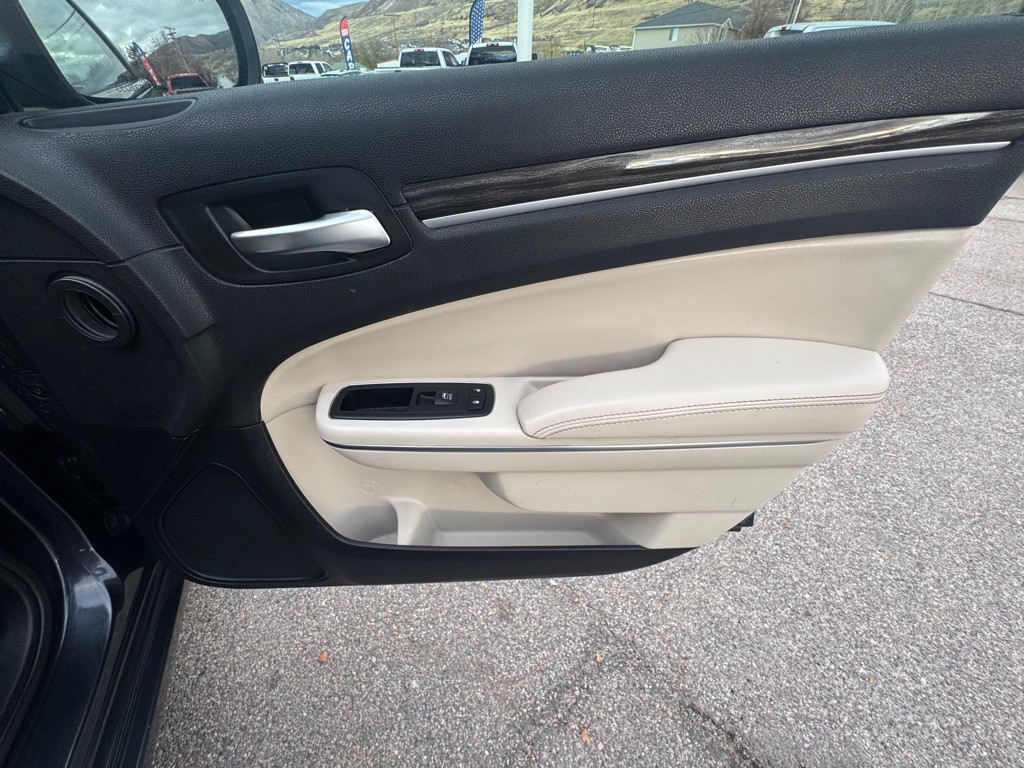 2015 Chrysler 300 Image 21