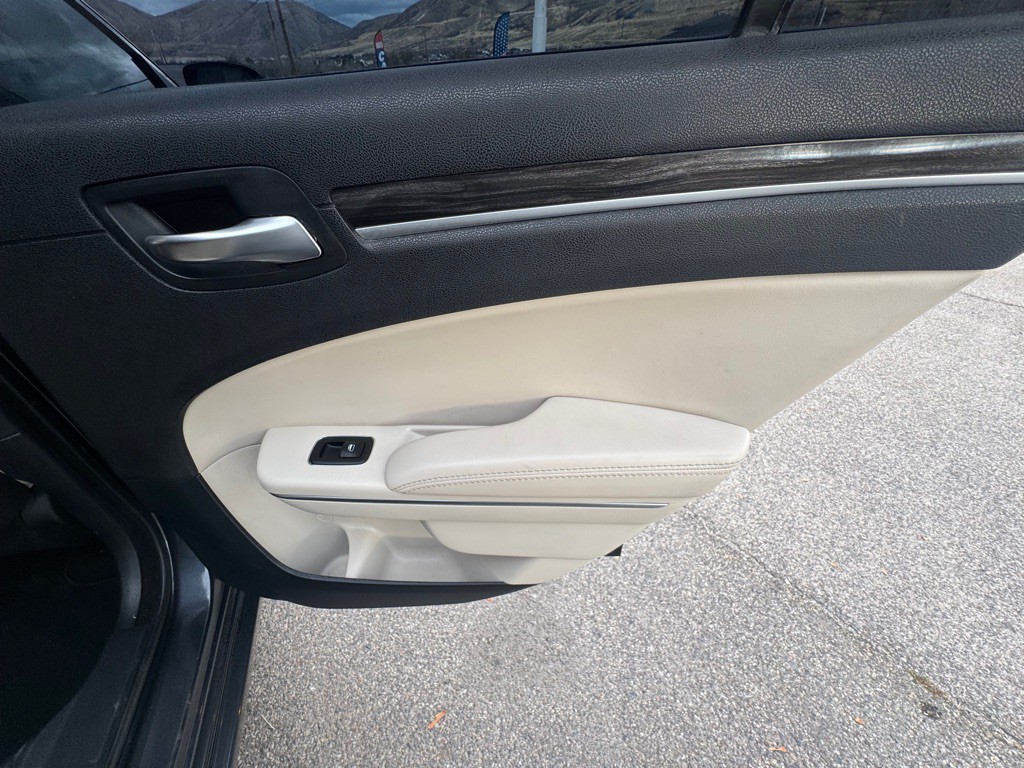 2015 Chrysler 300 Image 22