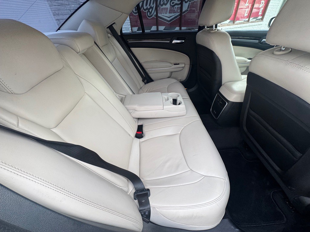 2015 Chrysler 300 Image 23