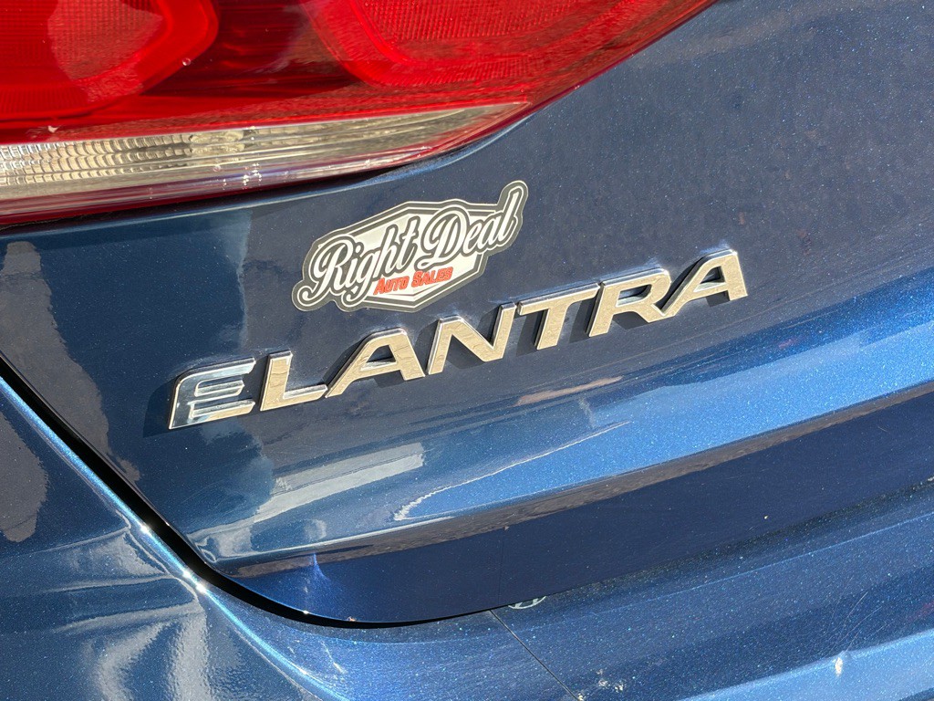 2017 Hyundai Elantra Image 9