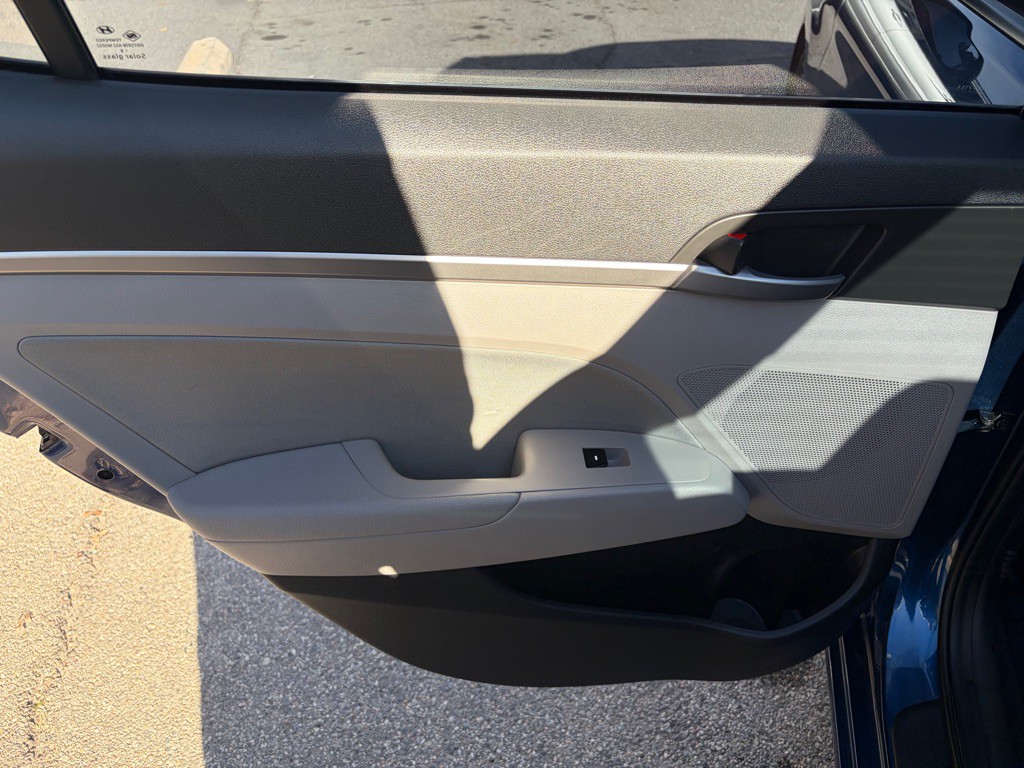 2017 Hyundai Elantra Image 16