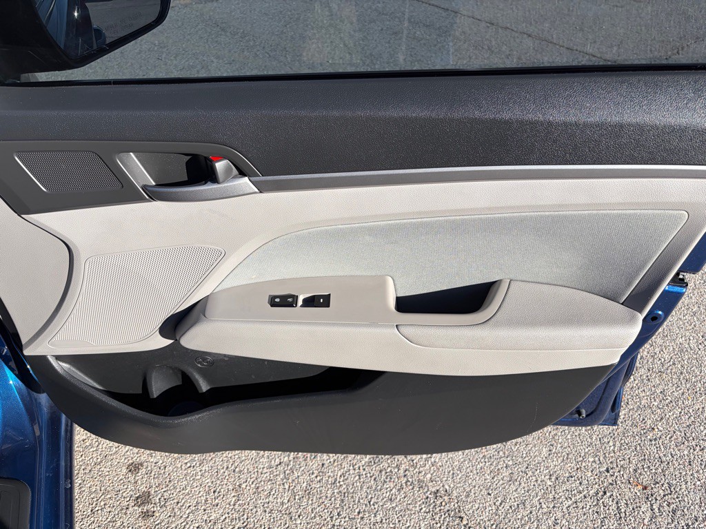 2017 Hyundai Elantra Image 18