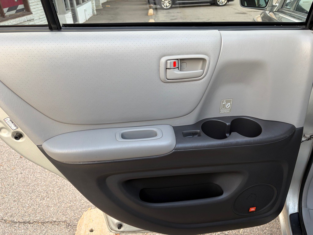 2004 Toyota Highlander Image 12