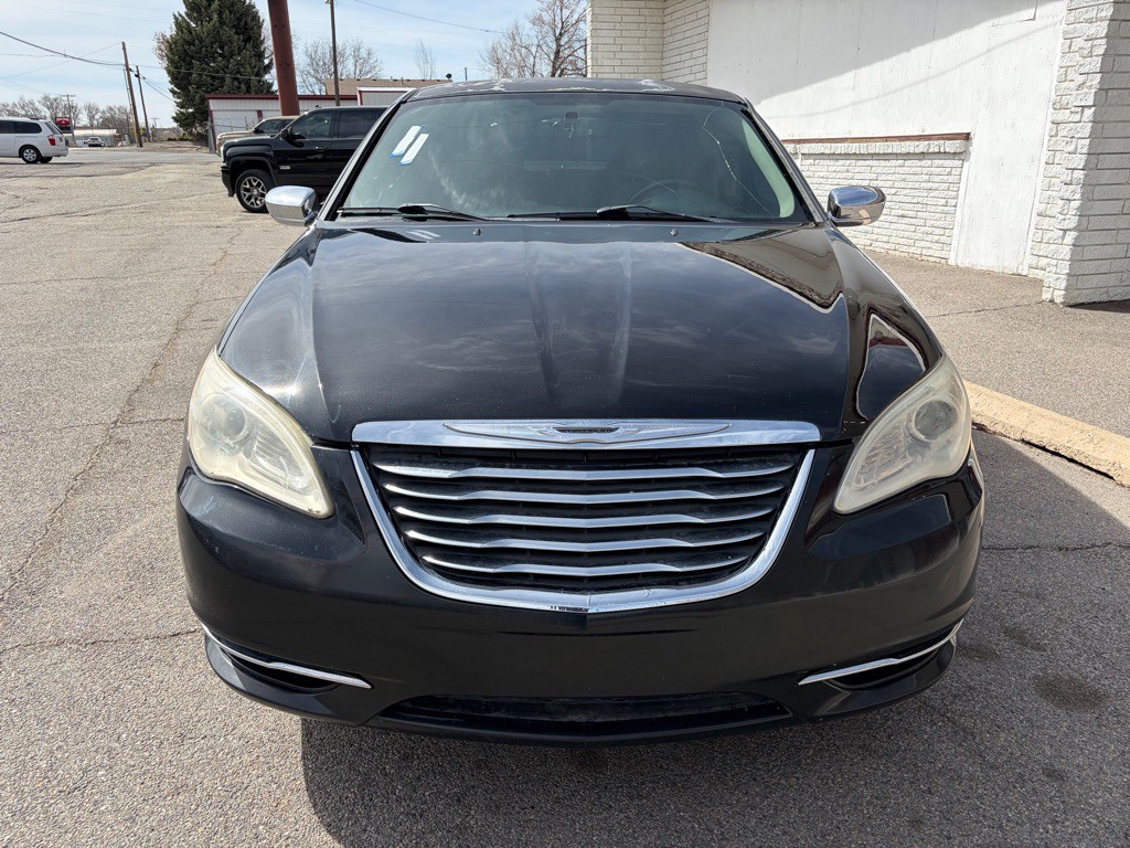 2011 Chrysler 200 Image 2