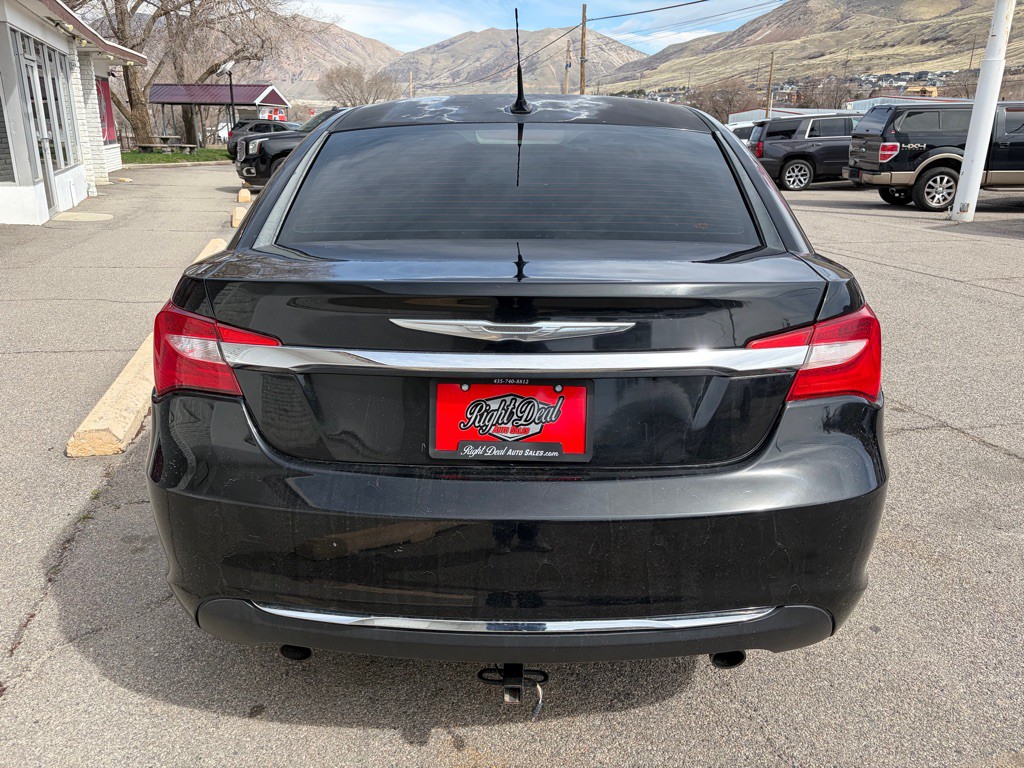 2011 Chrysler 200 Image 6