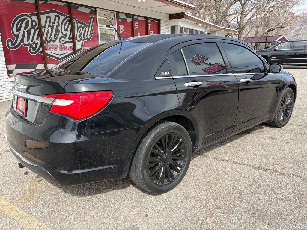 2011 Chrysler 200 Image 7