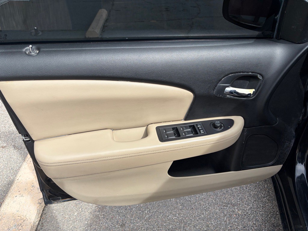 2011 Chrysler 200 Image 10