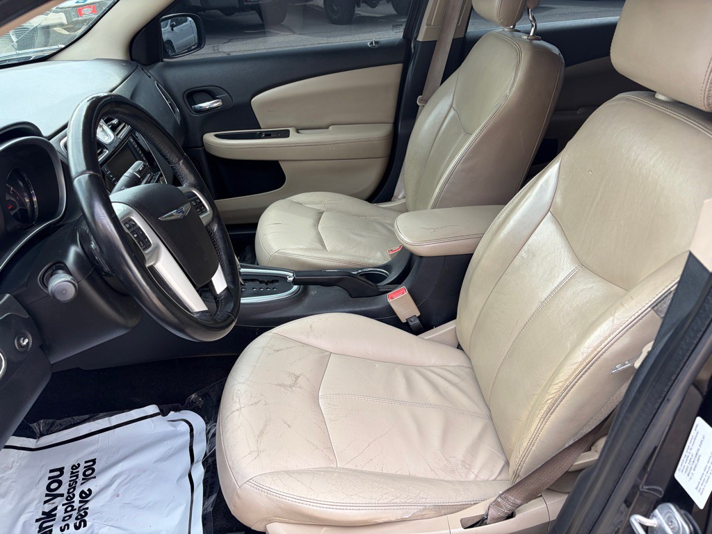 2011 Chrysler 200 Image 11