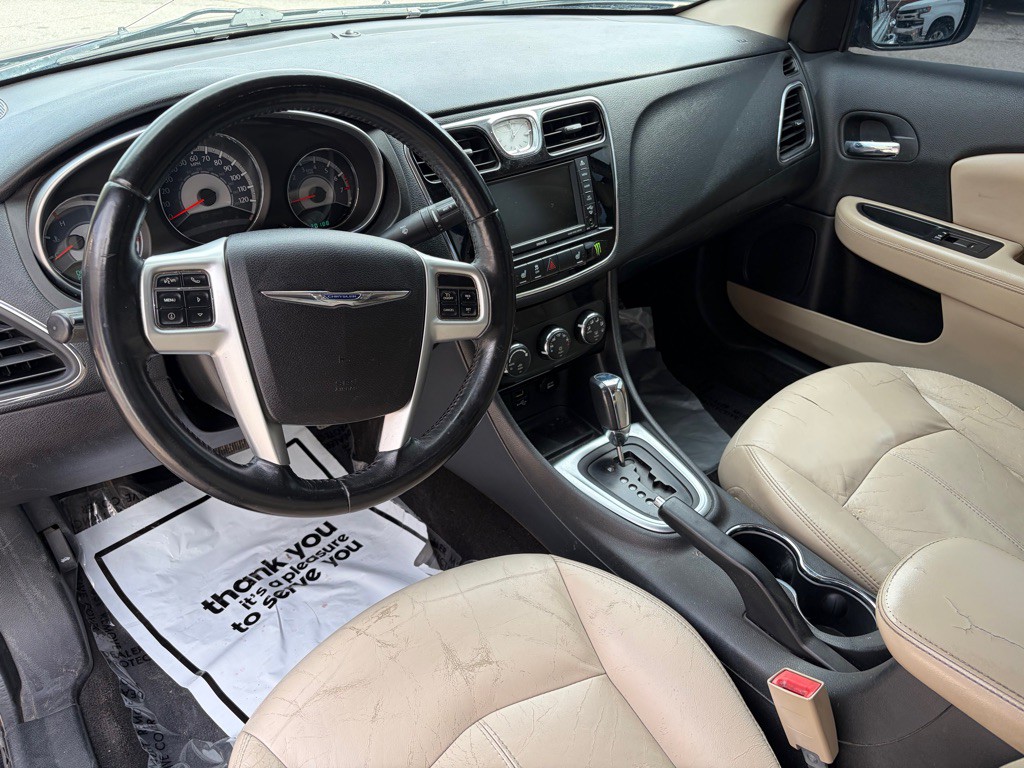 2011 Chrysler 200 Image 12