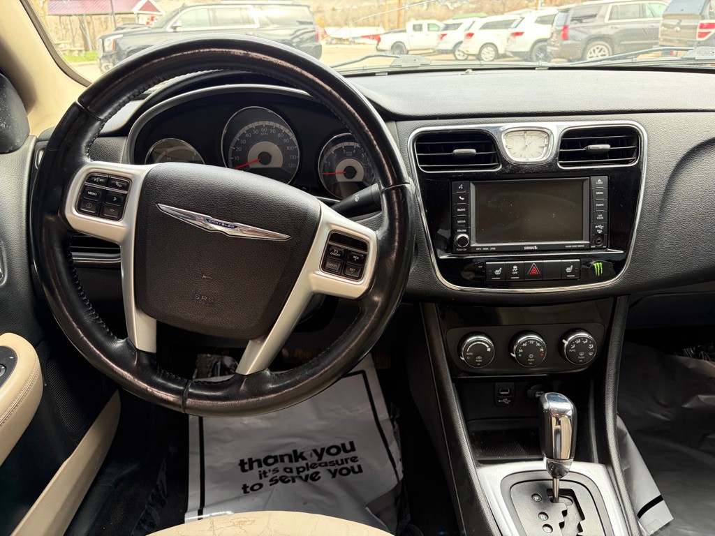 2011 Chrysler 200 Image 16