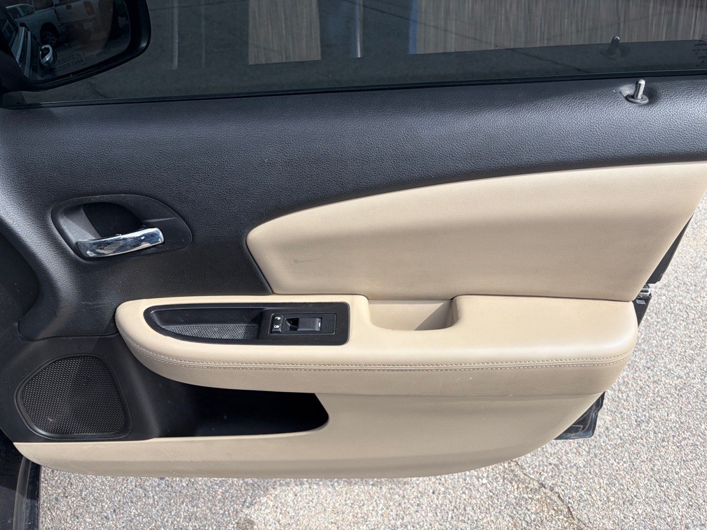 2011 Chrysler 200 Image 17