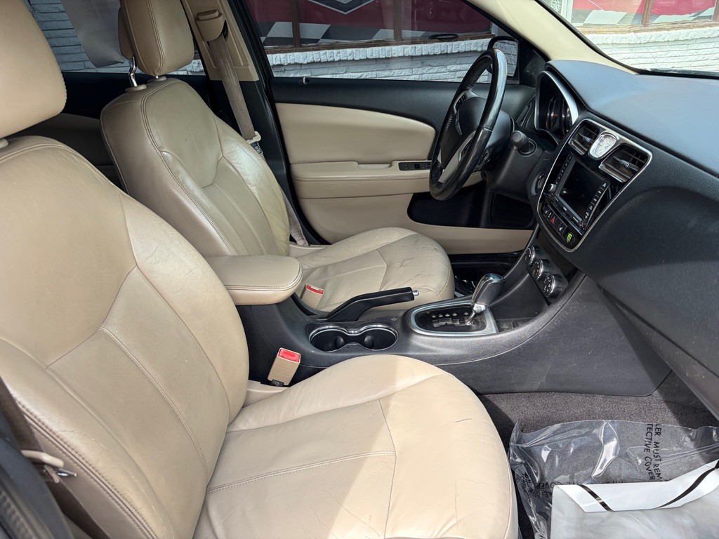 2011 Chrysler 200 Image 18