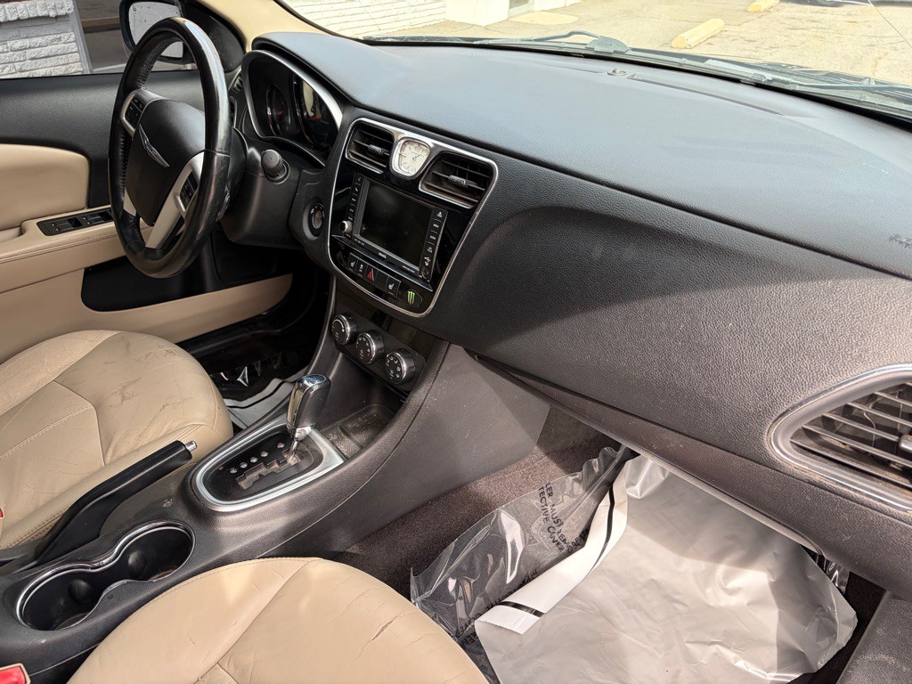 2011 Chrysler 200 Image 20