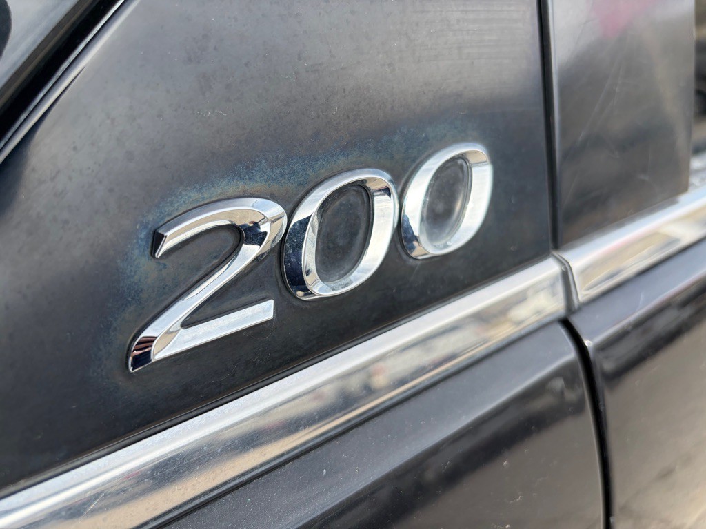 2011 Chrysler 200 Image 22