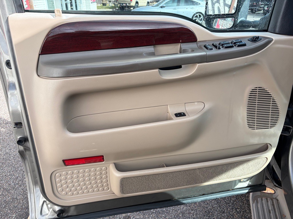 2004 Ford Excursion Image 13