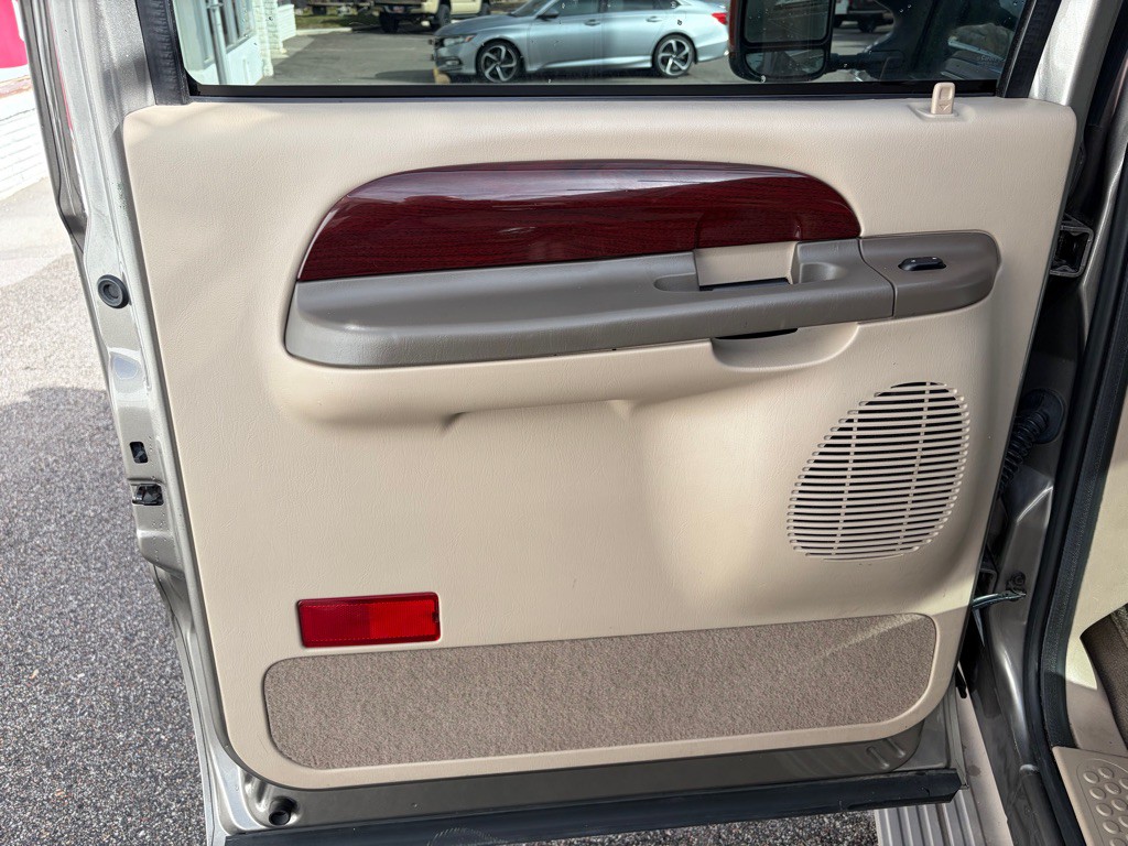 2004 Ford Excursion Image 19