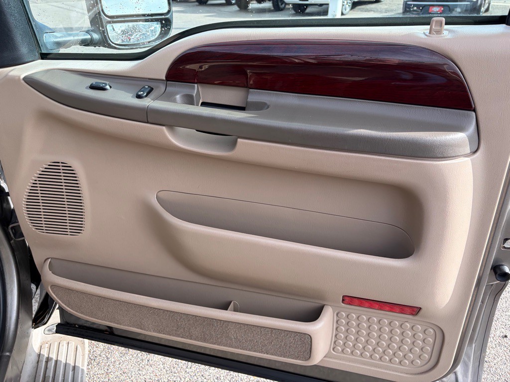 2004 Ford Excursion Image 23