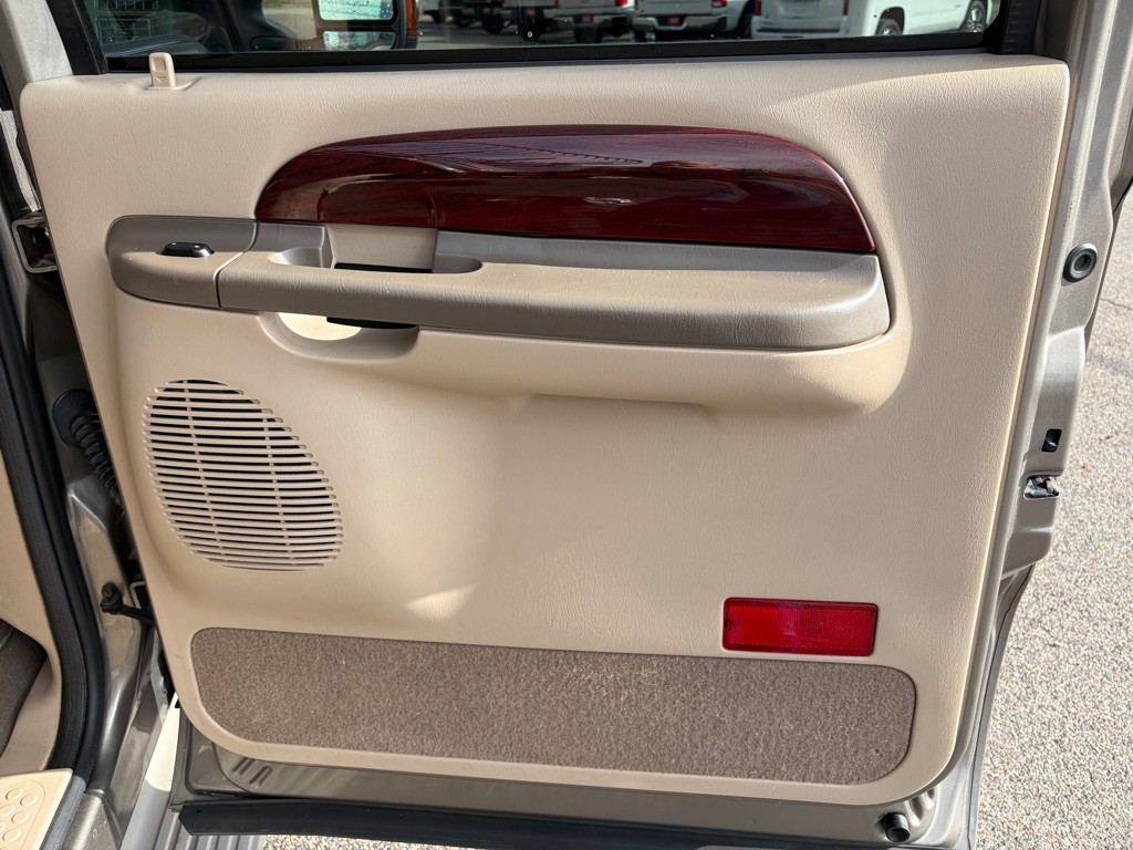 2004 Ford Excursion Image 25