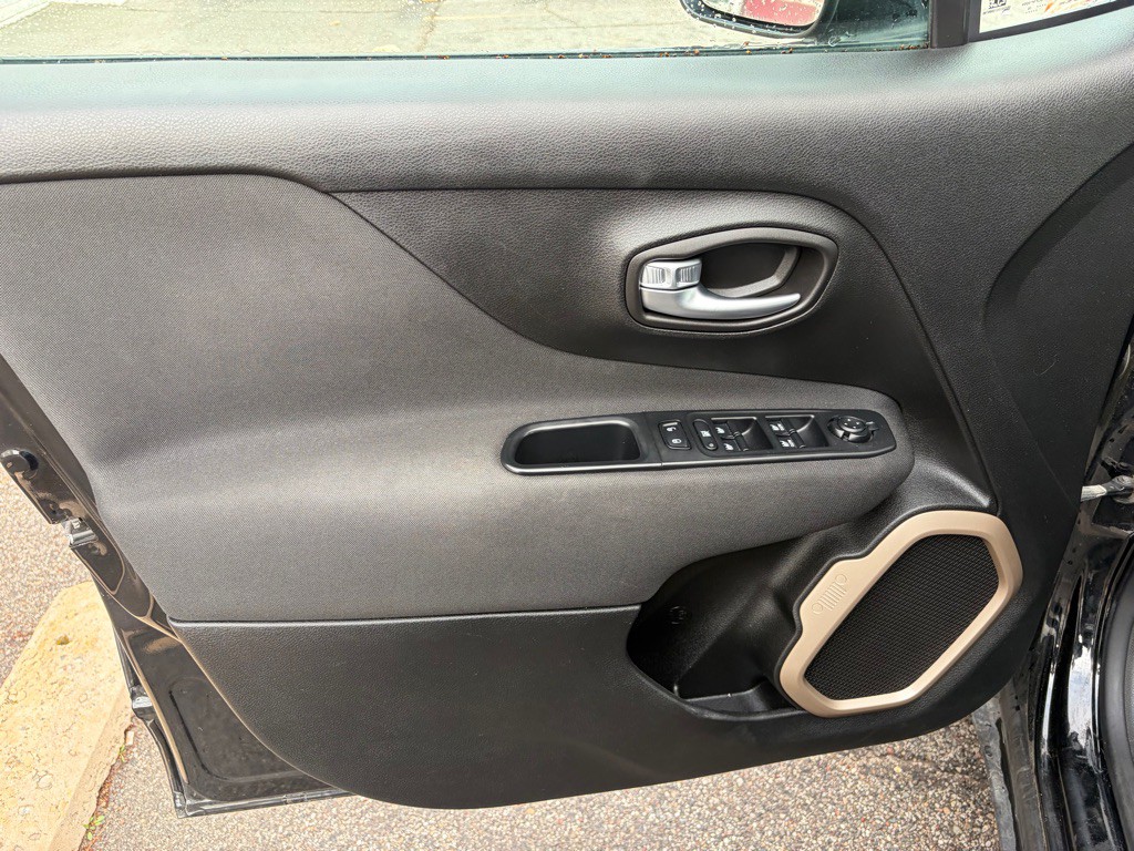 2016 Jeep Renegade Image 14