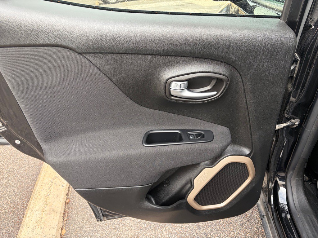 2016 Jeep Renegade Image 21