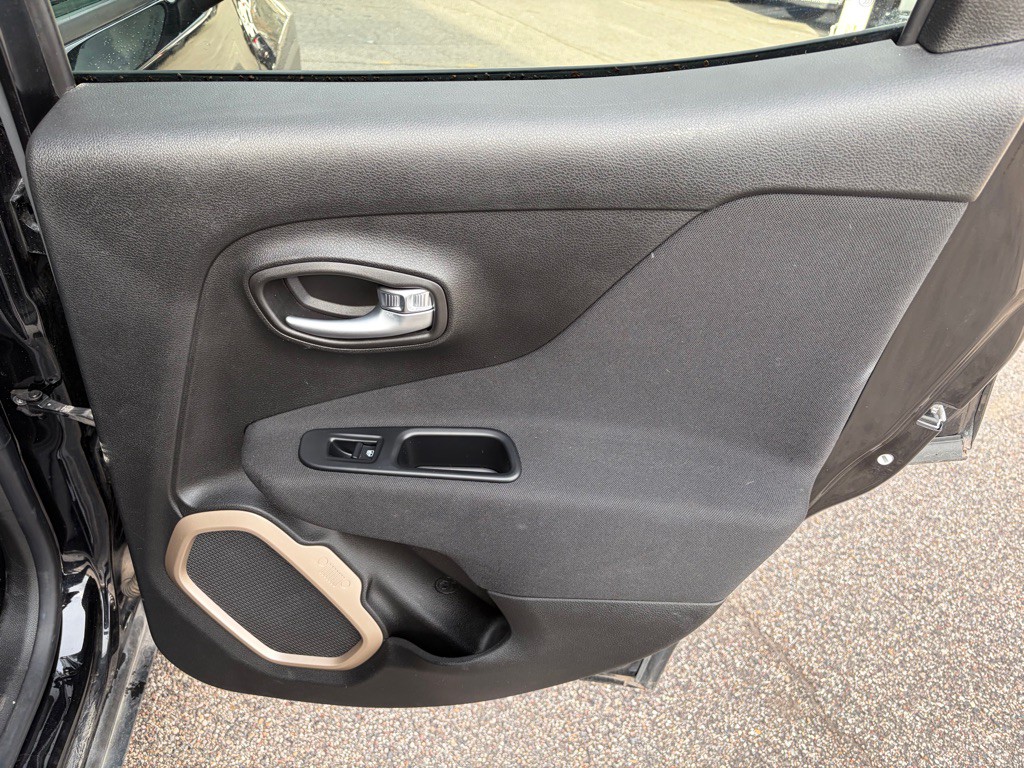 2016 Jeep Renegade Image 30