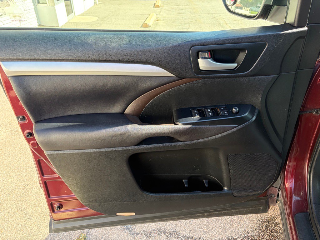 2016 Toyota Highlander Image 12