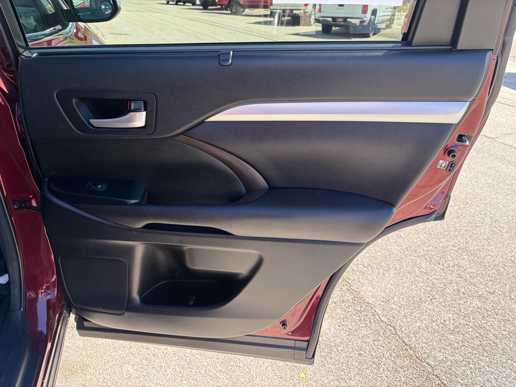 2016 Toyota Highlander Image 26