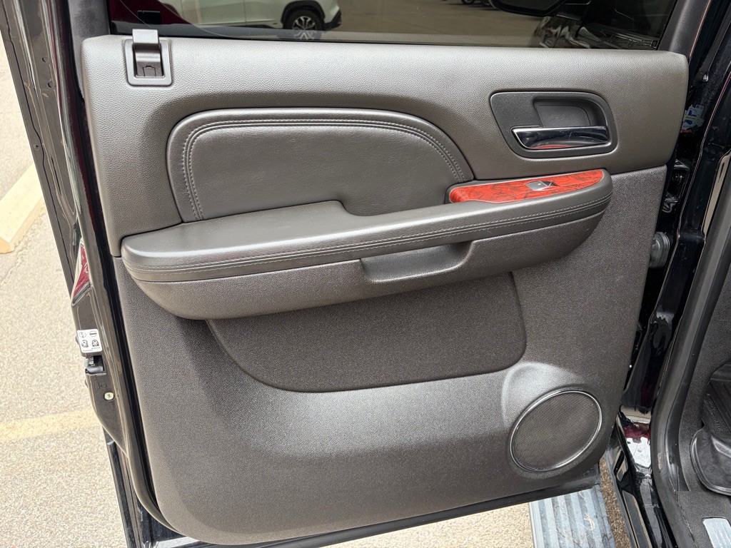 2014 Cadillac Escalade Image 17