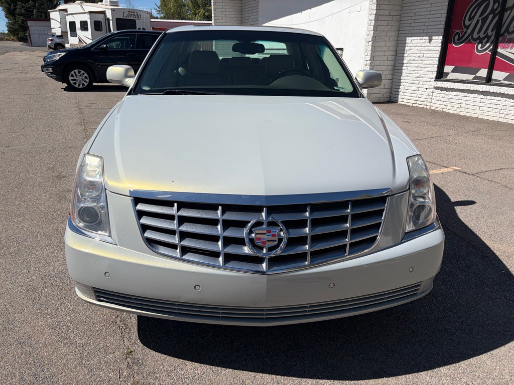 2010 Cadillac DTS Image 2