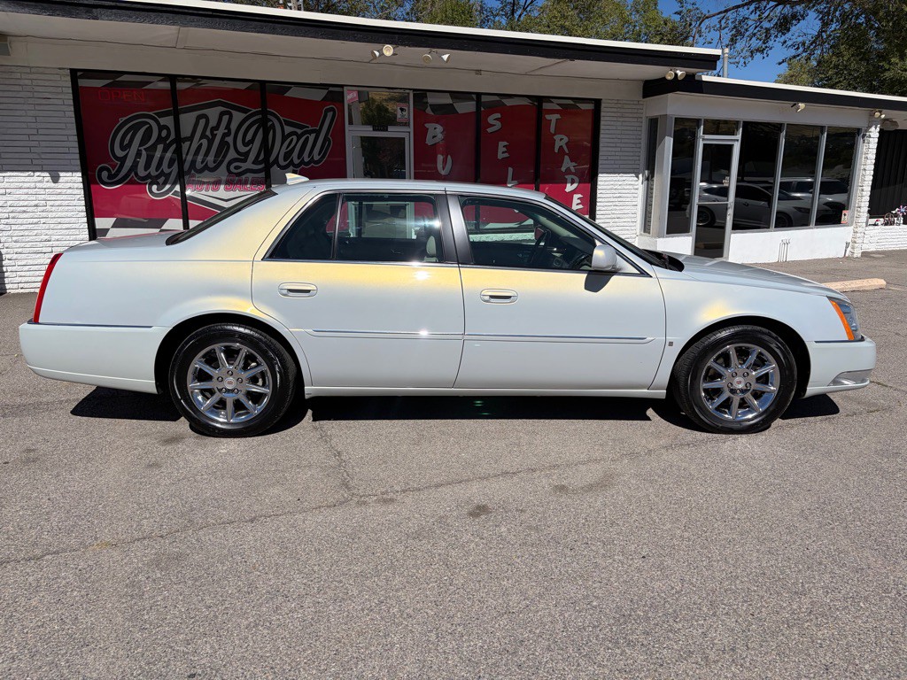 2010 Cadillac DTS Image 8
