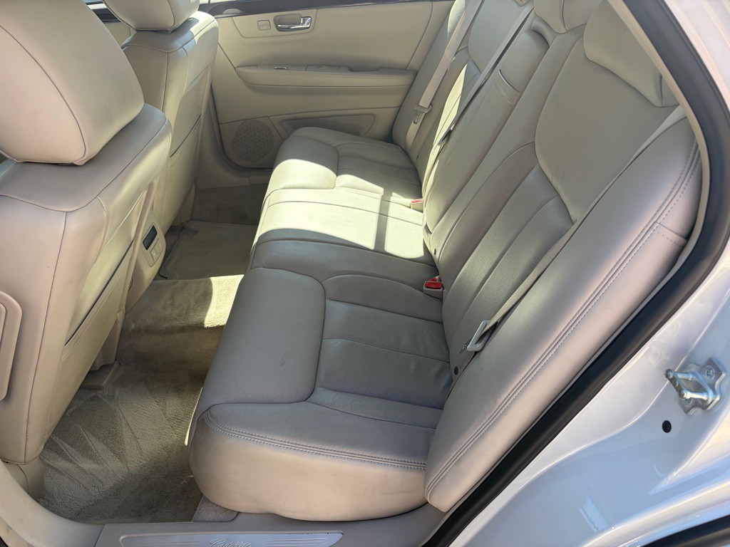2010 Cadillac DTS Image 20