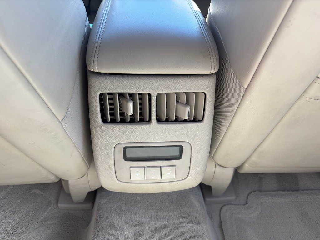 2010 Cadillac DTS Image 23