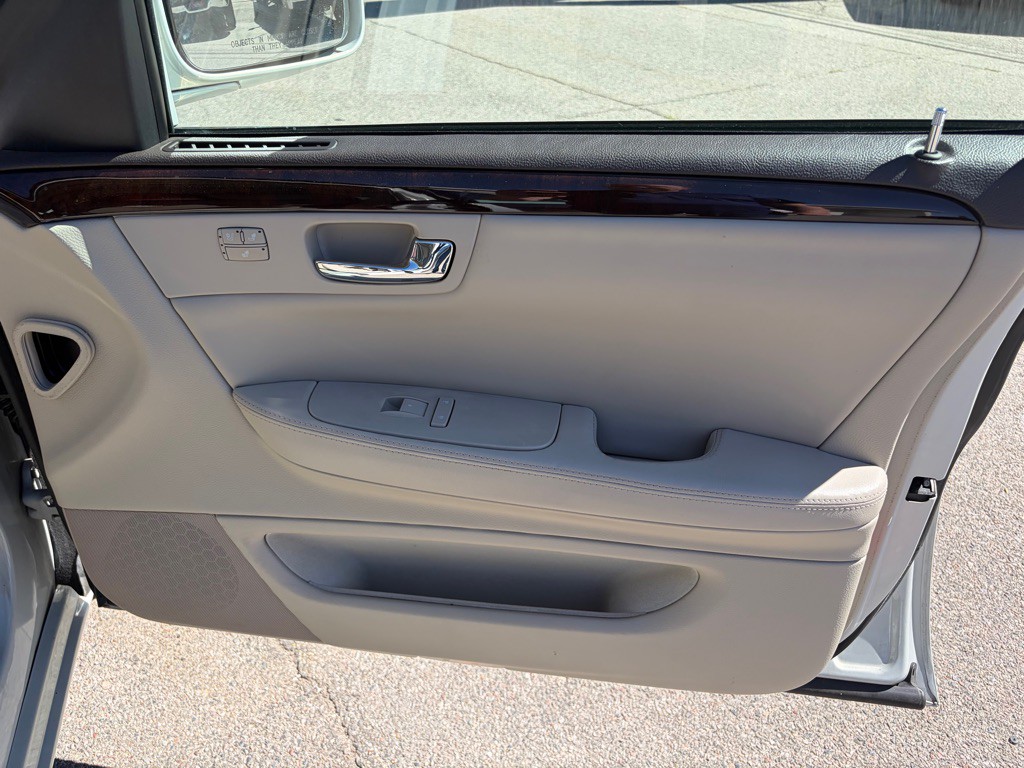 2010 Cadillac DTS Image 24