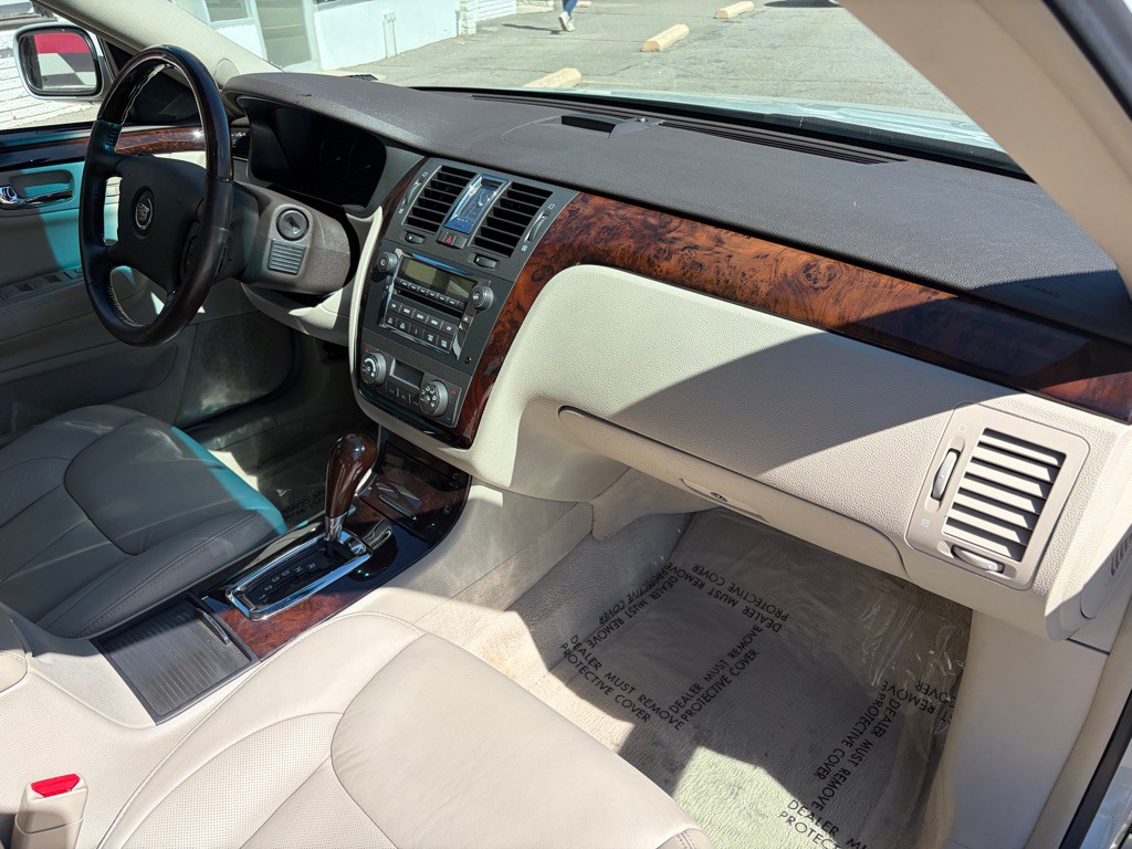 2010 Cadillac DTS Image 25