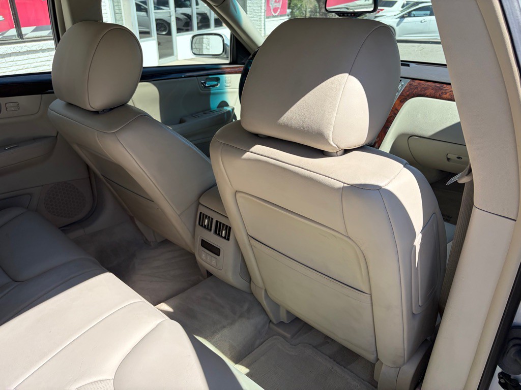 2010 Cadillac DTS Image 28