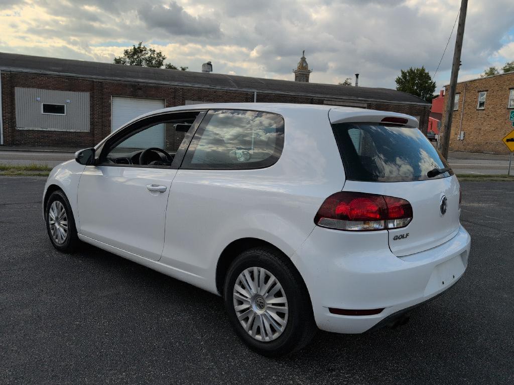 2010 Volkswagen Golf Image 2