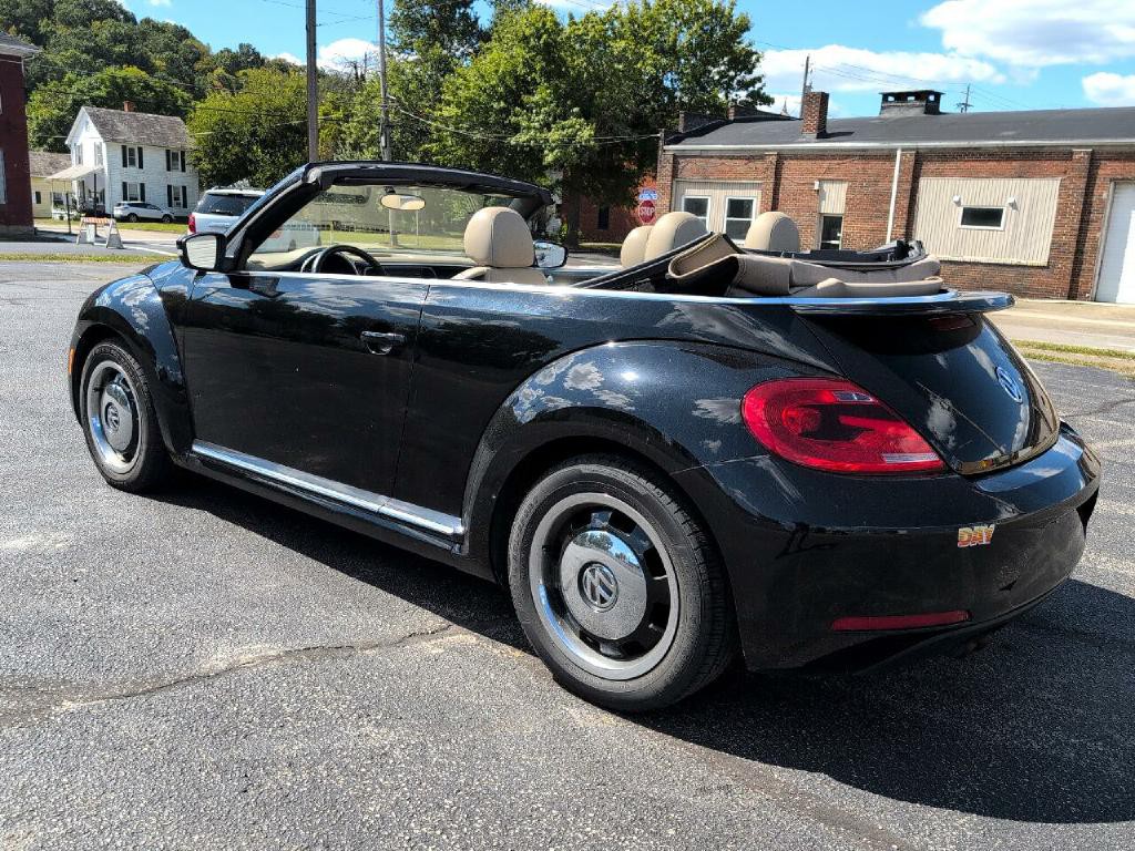 2013 Volkswagen Beetle Image 2