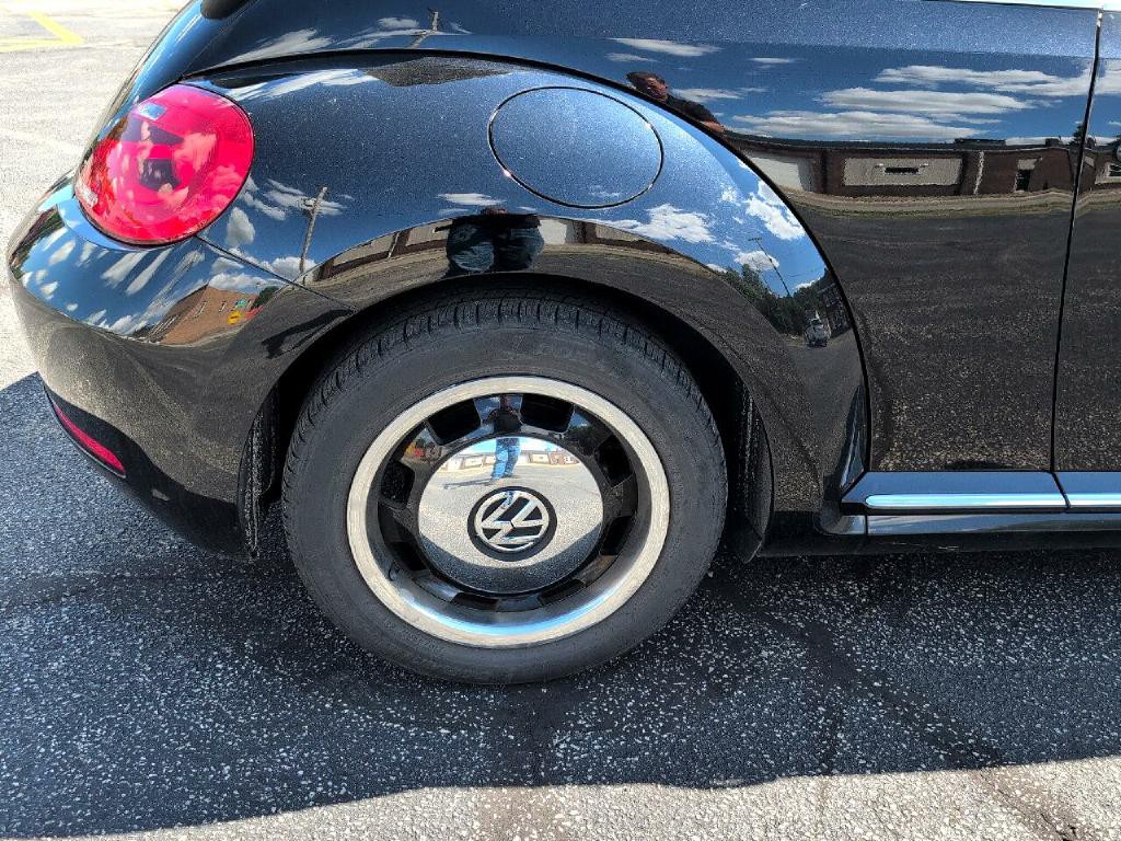 2013 Volkswagen Beetle Image 16