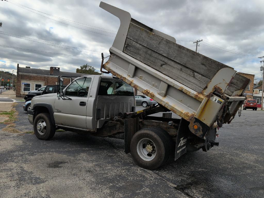 2005 Chevrolet Silverado 1500 Image 2